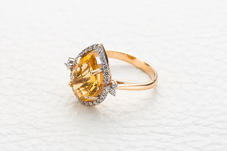 Кольцо из красного золота с цитрином и 30 фианитами