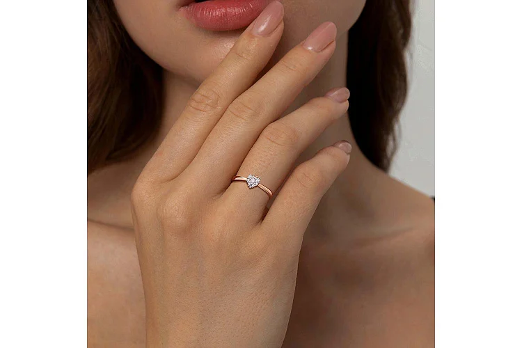 Кольцо Сердце из красного золота с 10 муассанитами