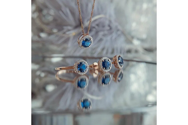 Кольцо из красного золота с 23 фианитами