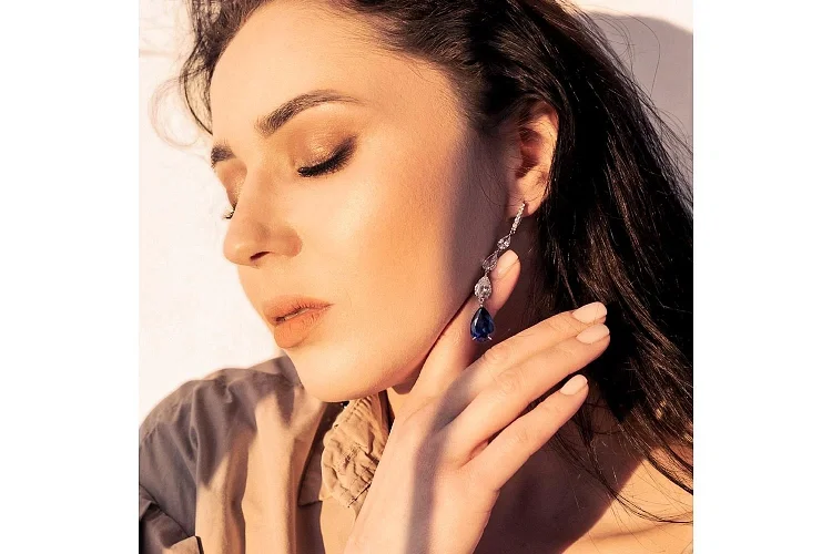 Серьги из белого золота с 2 сапфирами и 20 фианитами