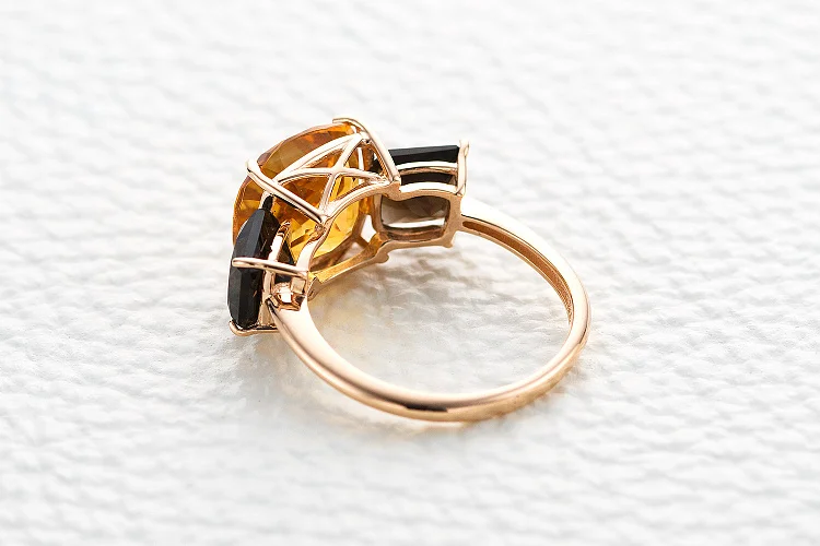 Кольцо из красного золота с цитрином и 2 раухтопазами