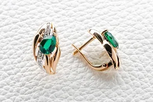 Серьги из красного золота с 2 изумрудами и 14 бриллиантами