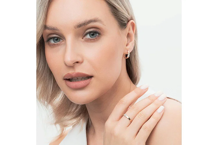 Кольцо из красного золота с бриллиантом