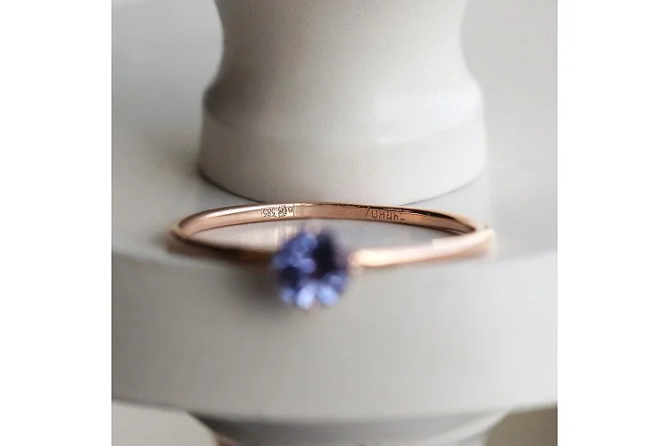 Кольцо из красного золота с танзанитом