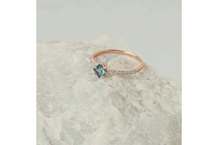 Кольцо из красного золота с топазом лондон и 12 фианитами