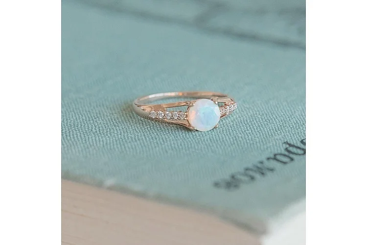 Кольцо из красного золота с опалом и 10 сапфирами