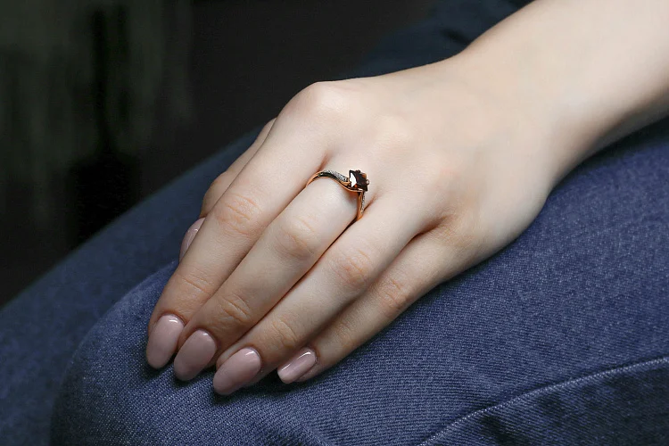 Кольцо из красного золота с гранатом и 12 фианитами