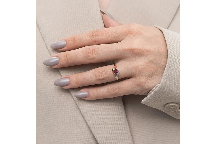 Кольцо из красного золота с гранатом и 3 фианитами