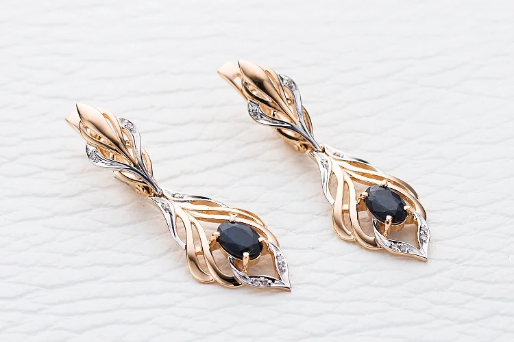 Серьги из красного золота с 2 сапфирами и 16 бриллиантами