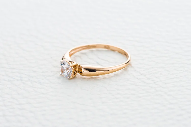 Кольцо из красного золота с кристаллом swarovski