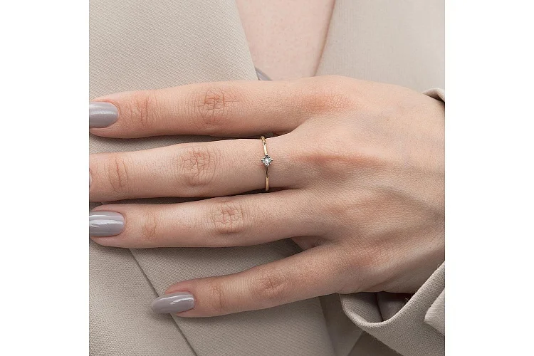 Кольцо из жёлтого золота с бриллиантом