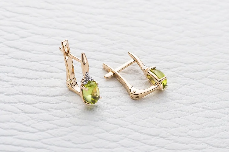 Серьги из красного золота с 2 хризолитами и 6 фианитами