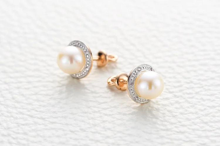 Серьги-пусеты из красного золота с 2 жемчужинами и 12 фианитами