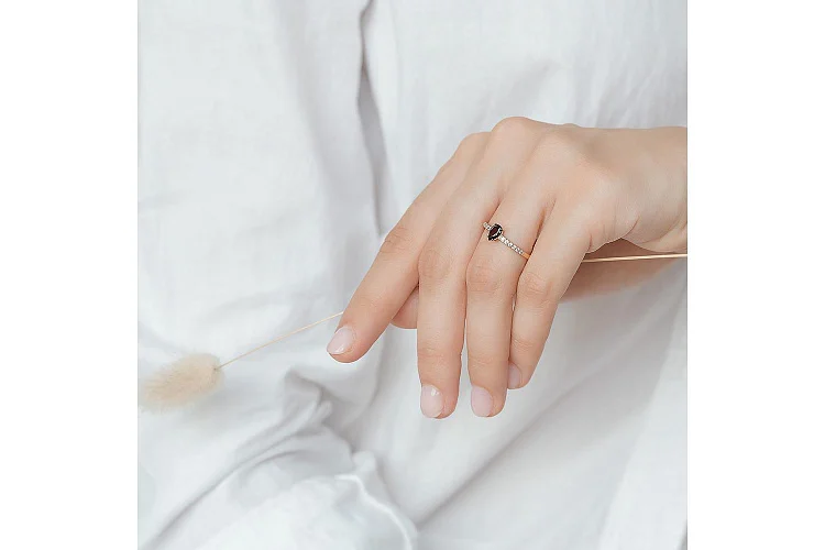 Кольцо из красного золота с гранатом и 12 фианитами