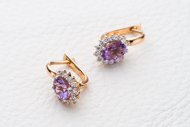 Серьги из красного золота с 2 аметистами и 28 фианитами