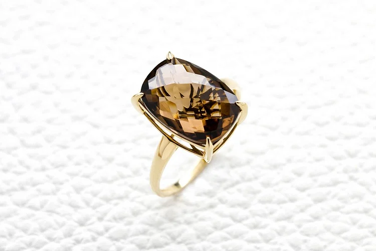 Кольцо из жёлтого золота с раухтопазом