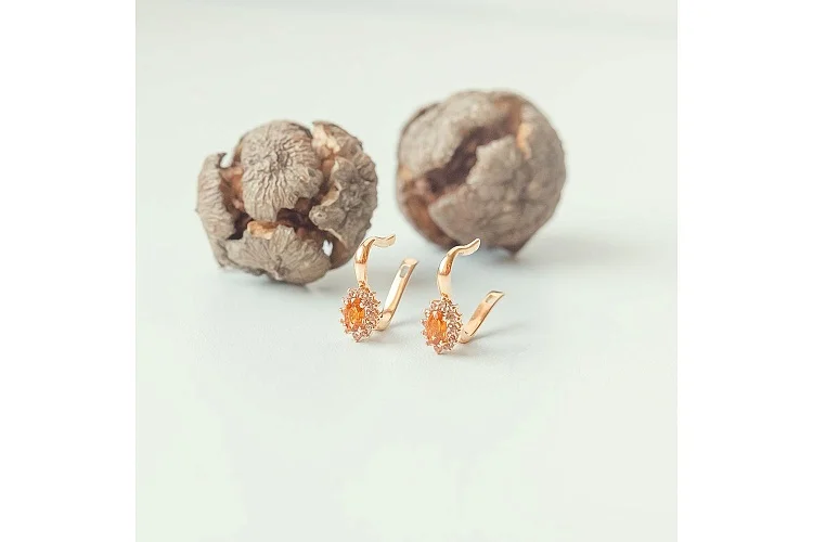 Серьги из красного золота с 2 спессартинами и 24 сапфирами