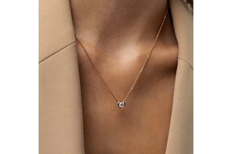 Подвеска из красного золота с муассанитом