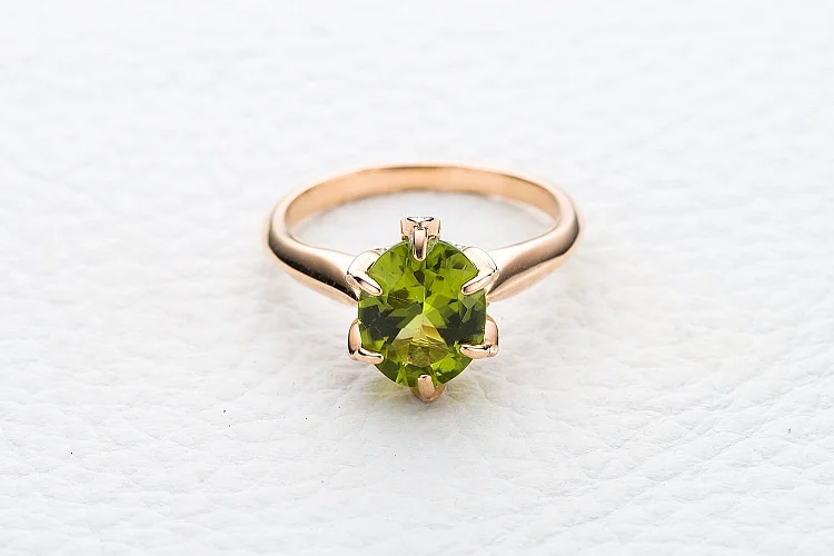 Кольцо из красного золота с хризолитом и 16 фианитами