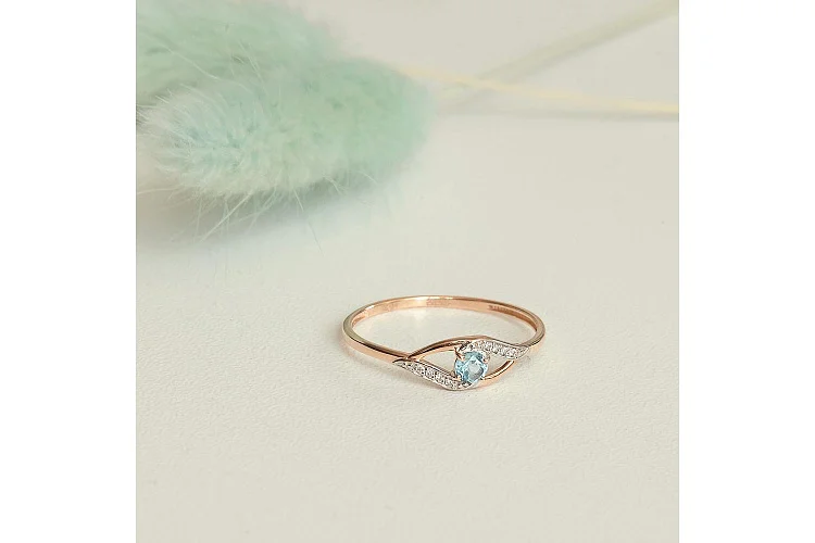 Кольцо из красного золота с топазом swiss и 8 фианитами