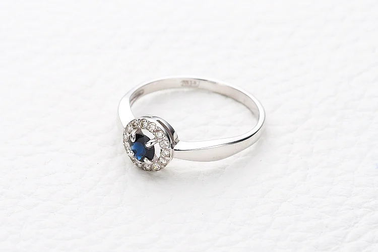 Кольцо из белого золота с сапфиром и 14 бриллиантами