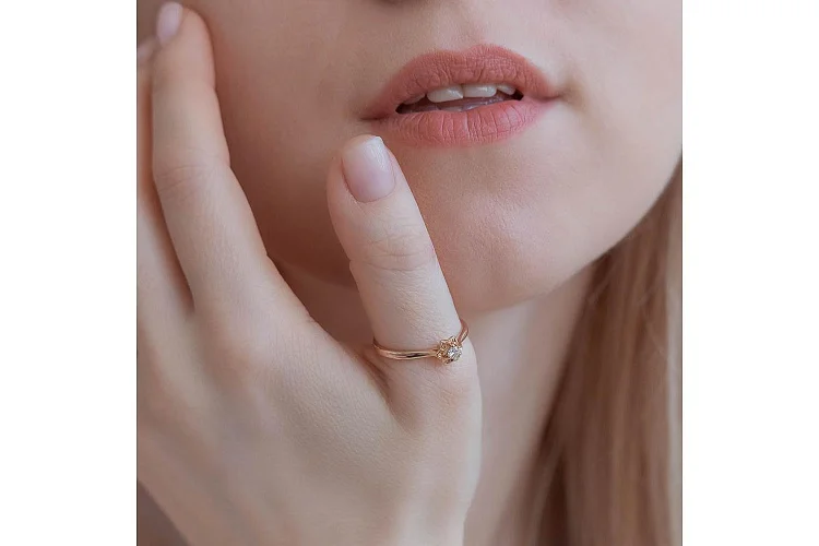 Кольцо Цветок из красного золота с бриллиантом