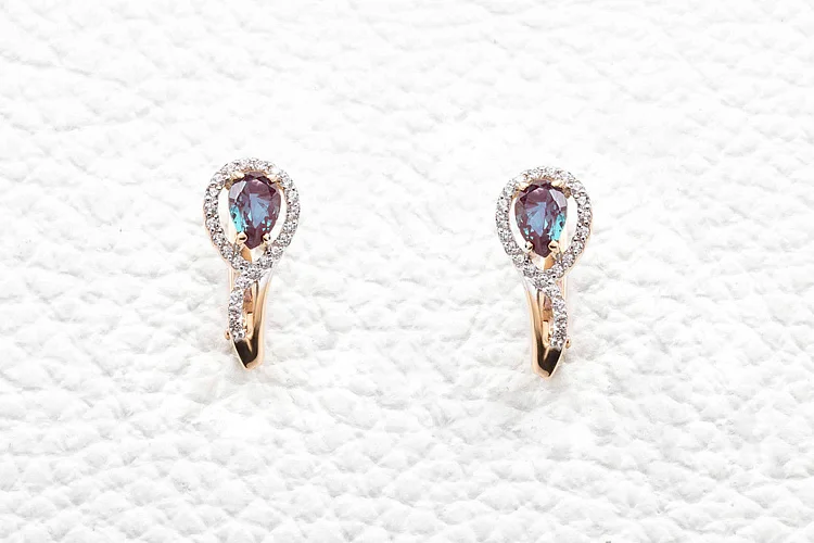 Серьги из красного золота с 2 александритами и 46 фианитами