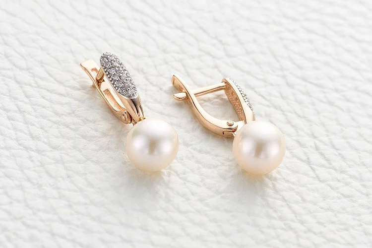 Серьги из красного золота с 2 жемчужинами и 38 фианитами