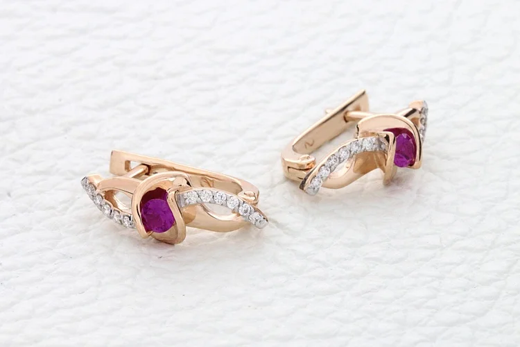 Серьги из красного золота с 2 корундами и 24 бриллиантами