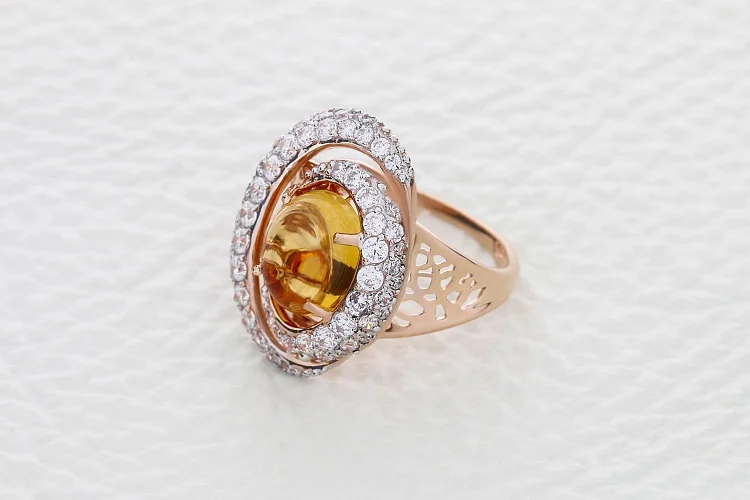 Кольцо из красного золота с цитрином и 62 фианитами