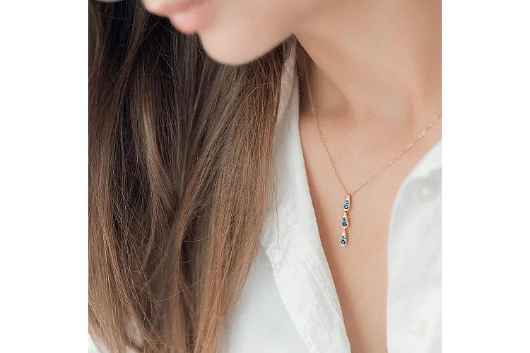 Колье из красного золота с корундами, фианитами и изумрудами