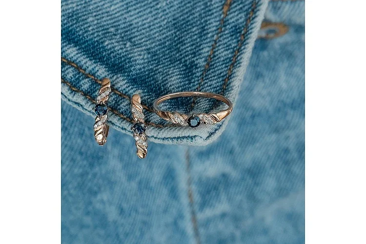 Кольцо из красного золота с сапфиром и 6 бриллиантами