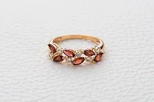 Кольцо из красного золота с 6 гранатами и 6 фианитами