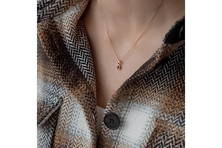 Подвеска Квадрат из красного золота с гранатом