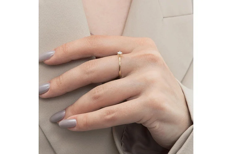 Кольцо из жёлтого золота с бриллиантом