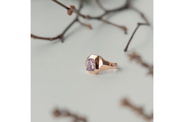 Кольцо из красного золота с аметистом и 4 фианитами