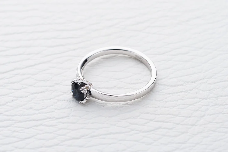 Кольцо из белого золота с сапфиром и 12 бриллиантами