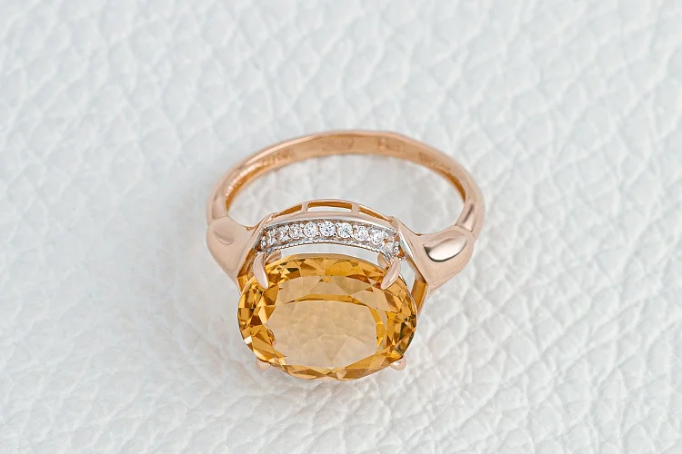 Кольцо из красного золота с цитрином и 18 фианитами