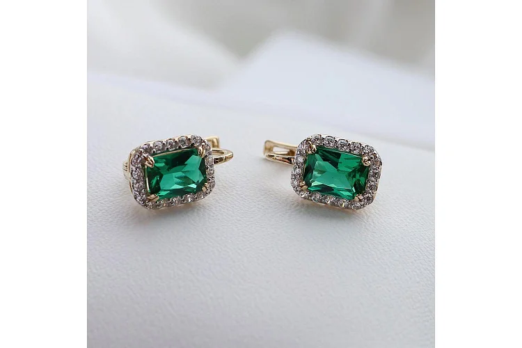 Серьги из жёлтого золота с 2 изумрудами и 36 фианитами