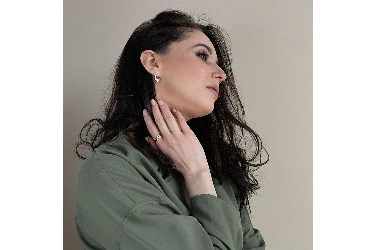 Кольцо из красного золота с 15 фианитами