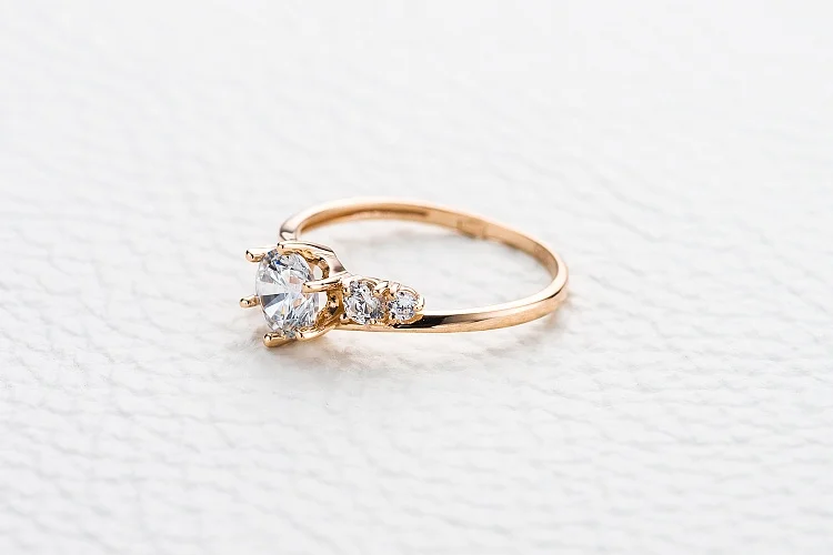 Кольцо из красного золота с кристаллом swarovski и 4 фианитами