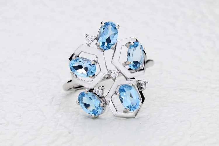 Кольцо из белого золота с 5 топазами swiss и 4 фианитами