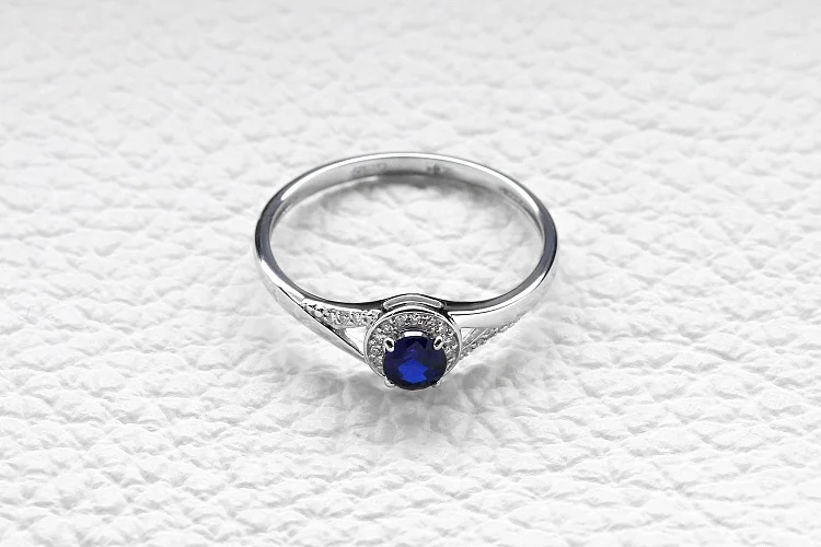 Кольцо из белого золота с корундом и 21 бриллиантами