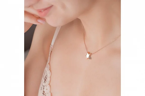 Колье Звезда из красного золота с 8 фианитами