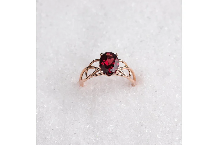 Кольцо из красного золота с гранатом