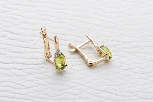 Серьги из красного золота с 2 хризолитами и 6 фианитами