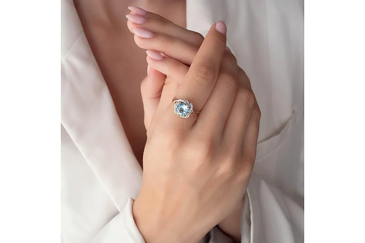 Кольцо из красного золота с топазом sky и 16 фианитами