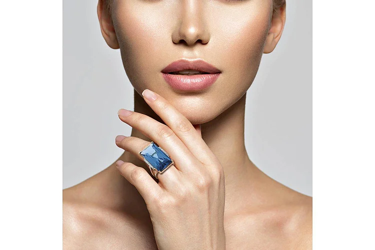 Кольцо из красного золота с наноситалом и 18 фианитами