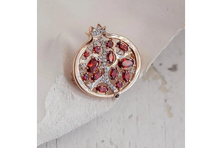 Брошь Гранат из красного золота с 46 фианитами