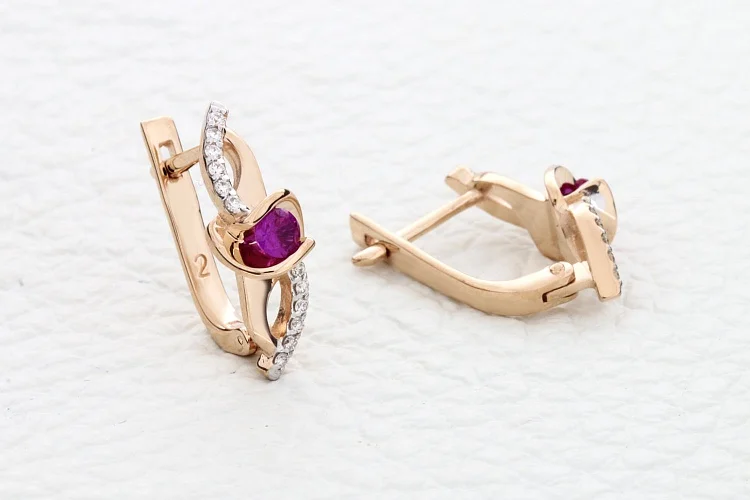 Серьги из красного золота с 2 корундами и 24 бриллиантами